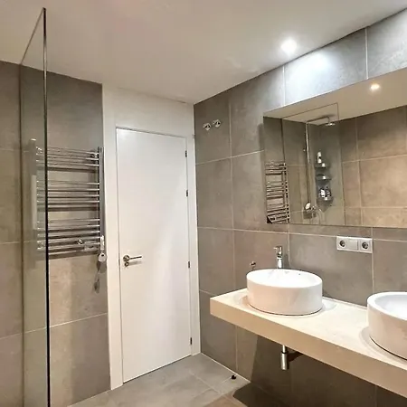 Luxury Penthouse With With Amazing Sea Views *
